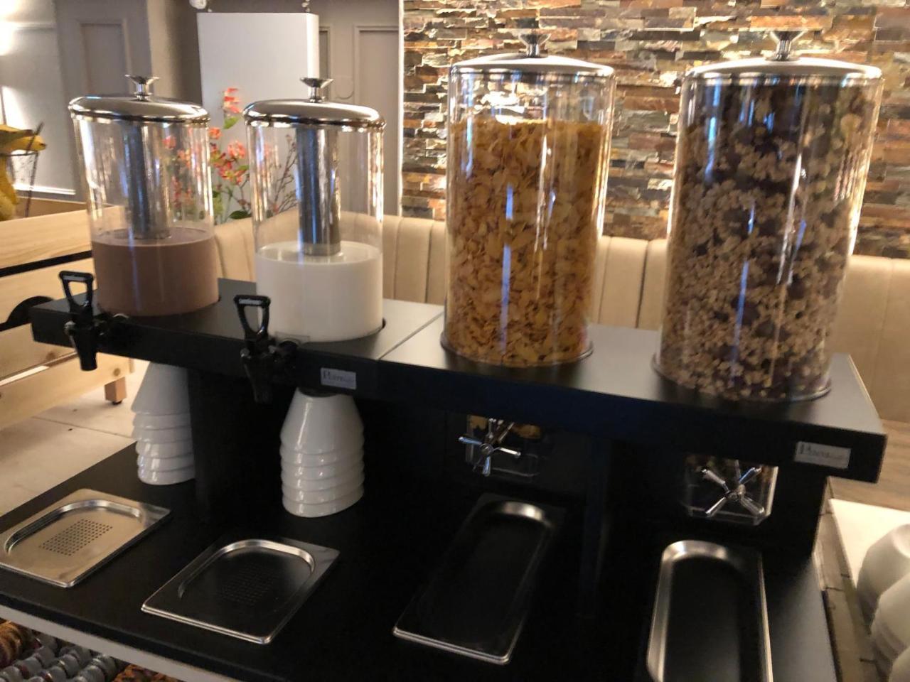 Hotel-Restaurant Thuis! Dinteloord ภายนอก รูปภาพ